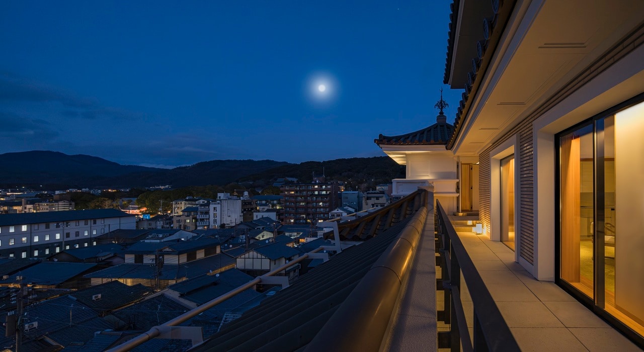 京都の町並みを味わえるインペリアルスイートのテラス部分。photo / Masatomo Moriyama