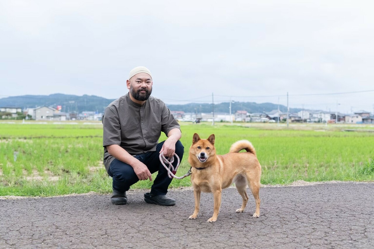 井上シェフと狩猟の相棒、愛犬ハツ。古くから猟犬として親しまれている梓山犬という希少な犬種。
