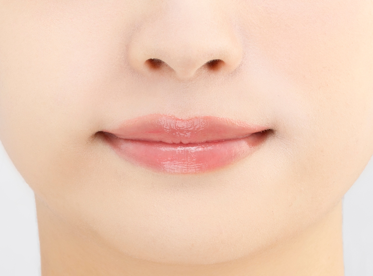 トーンフィルターハイライト（口元）。左半分はビフォー、右半分はアフター。※画像はセザンヌ提供