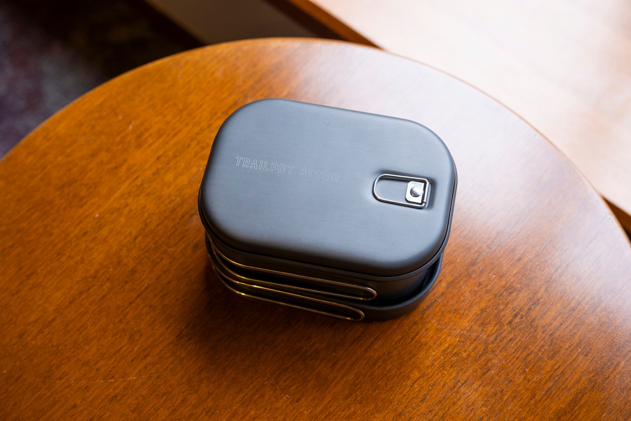 鍋、ふた、フライパン（メッシュバッグ付属）のセットで多様な調理を可能にする。9,350円。