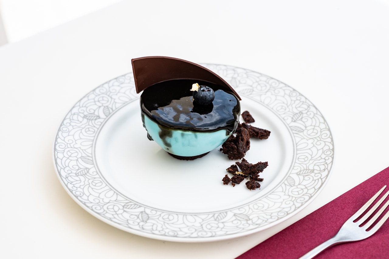東京都庭園美術館の新館1Fに位置する「café TEIEN（カフェ テイエン）」では、《青釉鉢》へのオマージュを込めたコラボスイーツ（950円）が楽しめる。