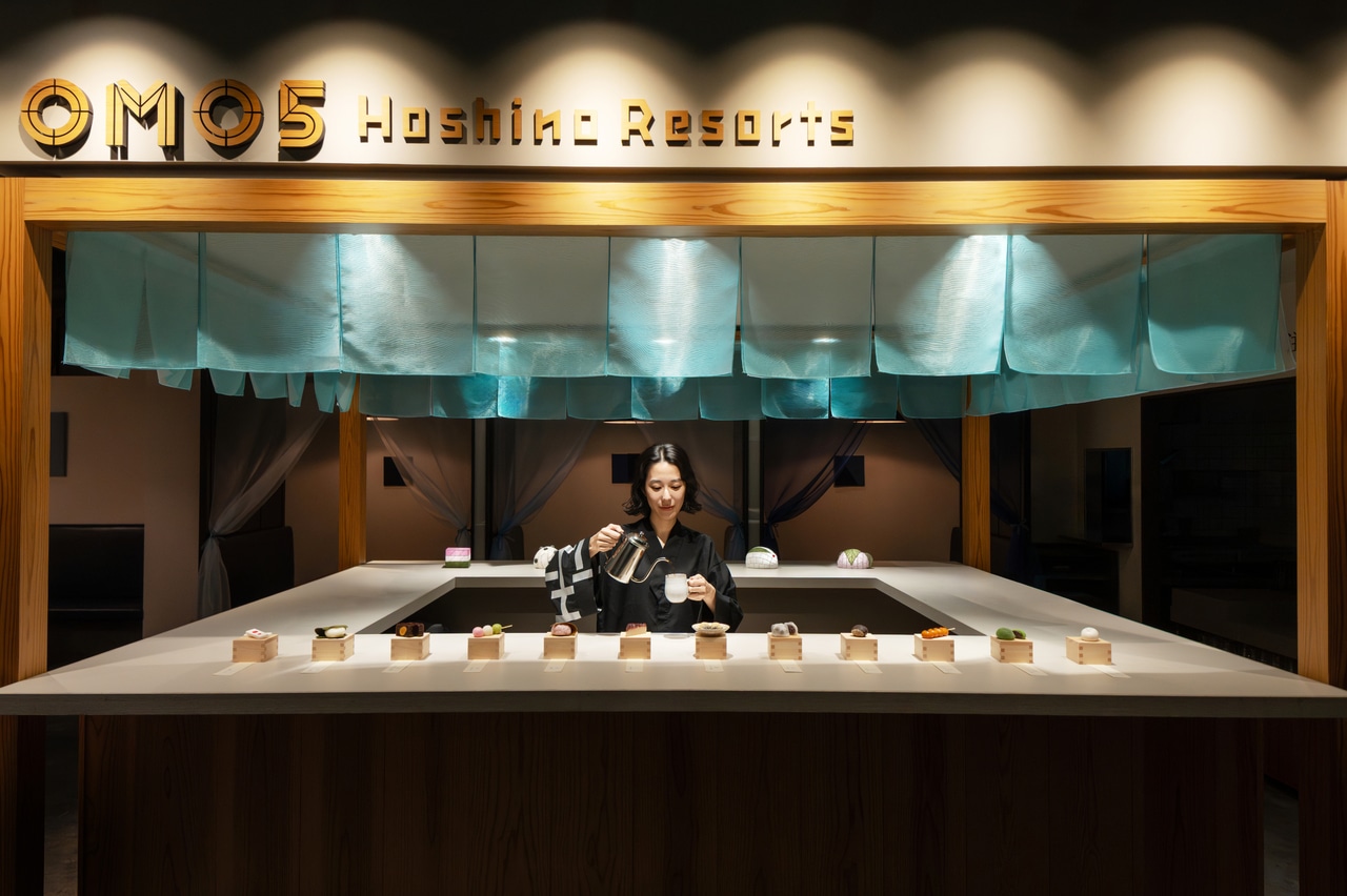 古き京都と新しいものが出会う三条エリアで、老舗の和菓子とコーヒーという新鮮な組み合わせにチャレンジする。