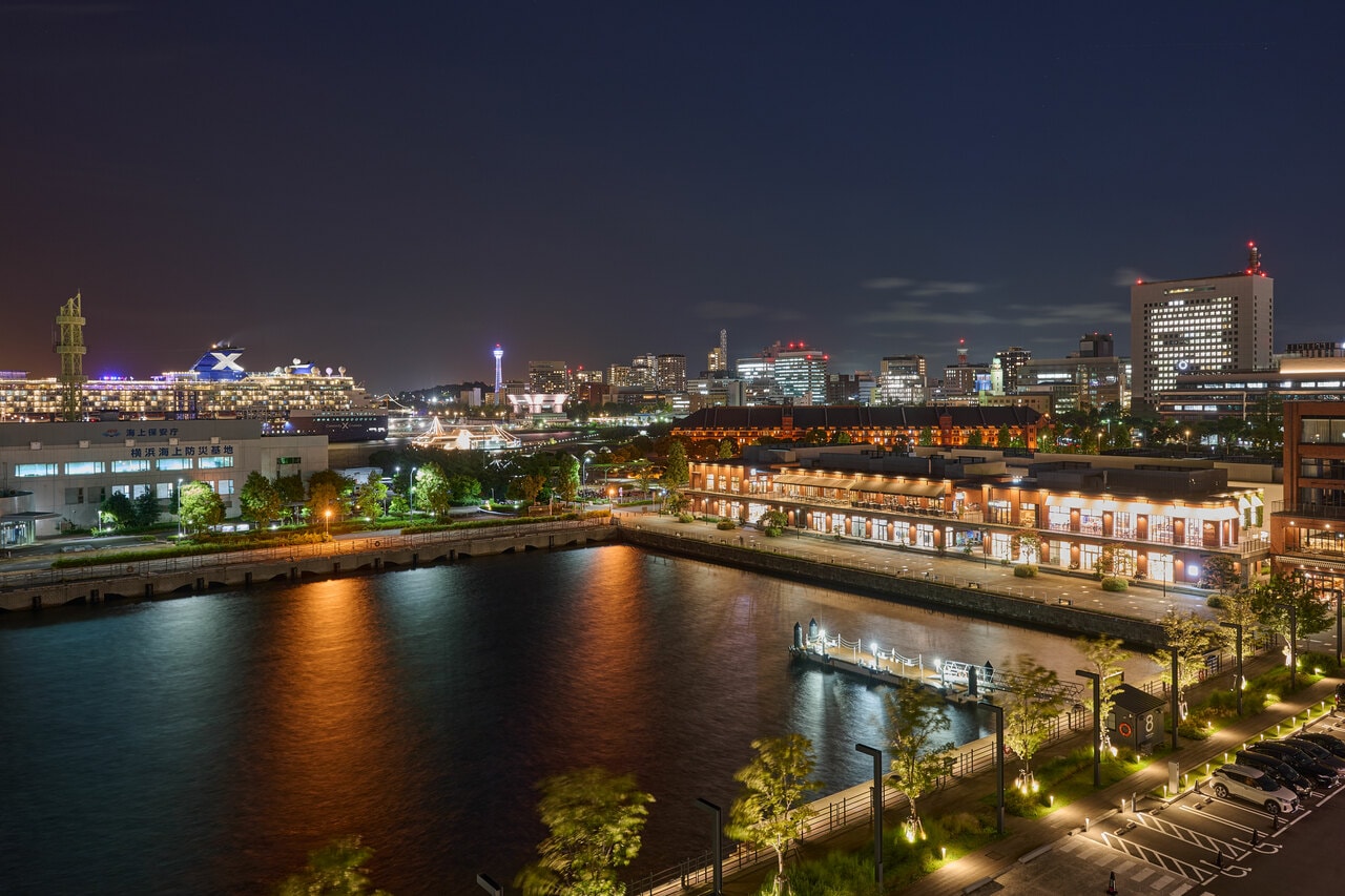 「インターコンチネンタル横浜Pier 8」が位置する、横浜・みなとみらいの新港ふ頭から望む夜景。