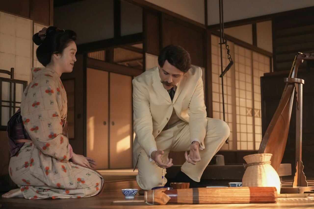 英語の「Beer」が伝わらず、ヘブンはイライラ　©NHK