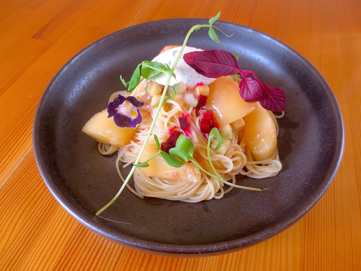 オードブル「冷製桃パスタ」。