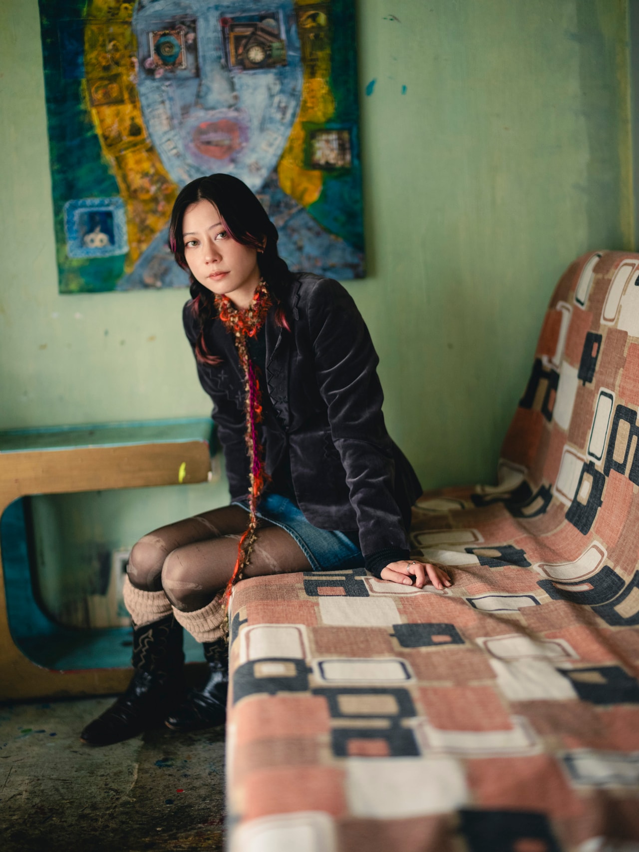 順子さんのアトリエにいるSUMIREさん。