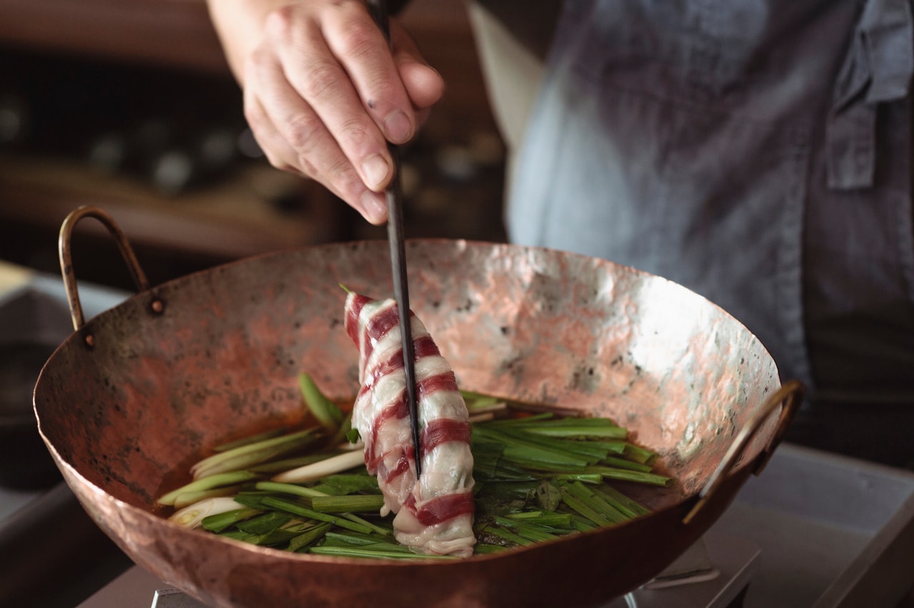 山菜の種類を変えたら熊肉を銅鍋にくぐらせます。