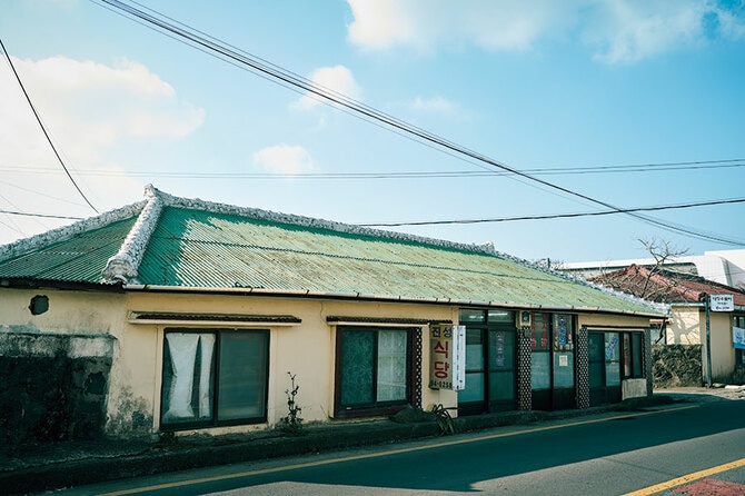 西帰浦市にあるサムギョプサルと古漬けキムチのムグンジを一緒に味わう店「ジンソン食堂」。電話での予約が必須。ホテルのフロントで希望の訪問時間を伝え、電話を入れてもらう方法がベストだ。