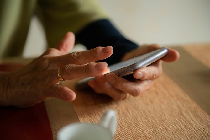 スマートフォンの操作もお手の物　©文藝春秋