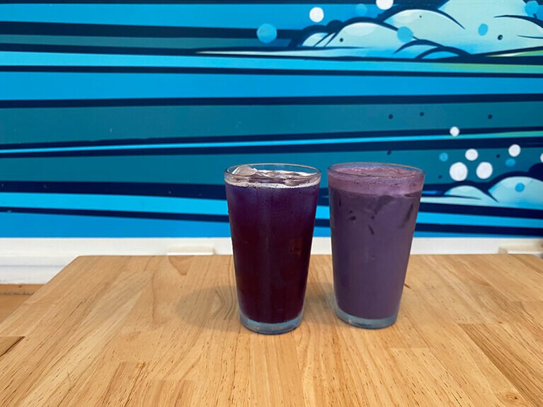 左：「パープル・ヘイズ」4.75ドル、 右：「タロ・ウベ・ラテ」6.25ドル。