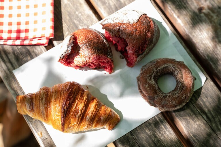 左から、「クロワッサン」260円、「ビーツブレッド」430円、「アップルサイダードーナツ」230円。