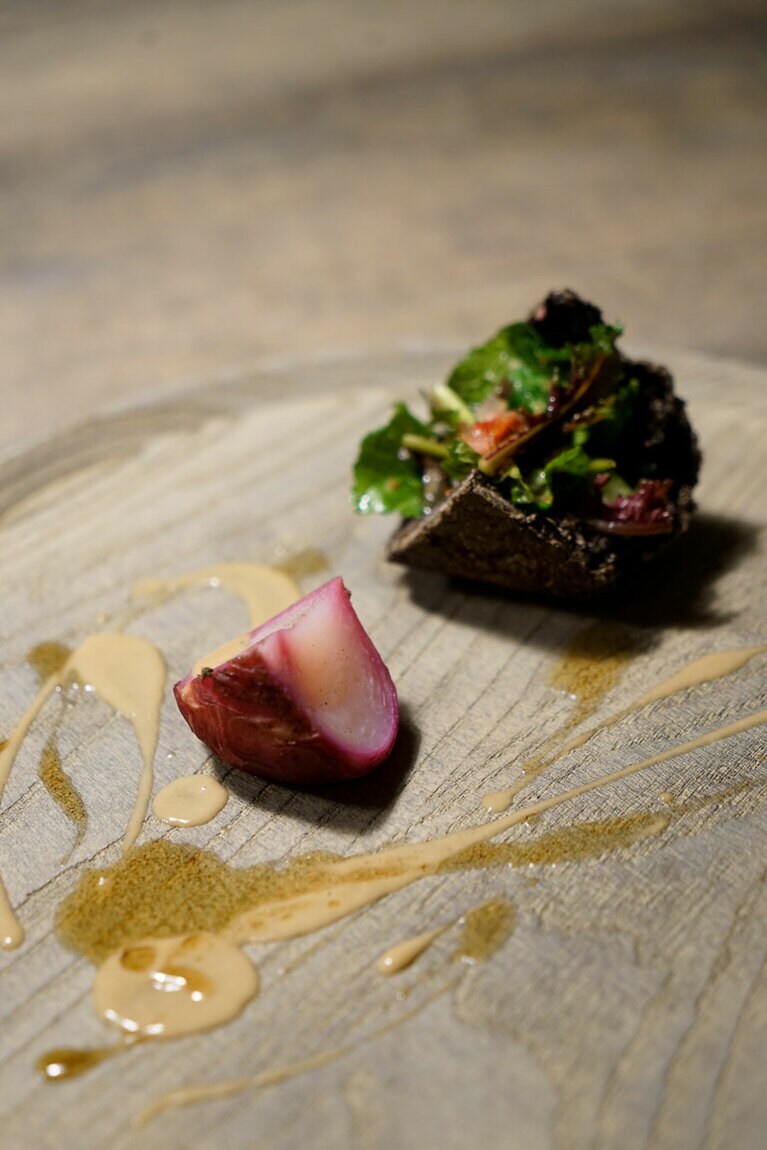 利賀村のみつ子おばあちゃんが育てた赤かぶは、腐葉土を使った包み焼きに。ゆっくりと蒸し焼きにされることで、赤かぶの旨みと甘みが最大限に引き出されている。