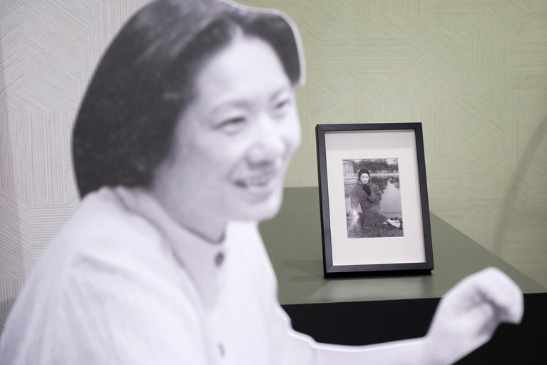 東京・赤坂にある小料理屋「ままや」に座る向田さんの等身大パネルも。