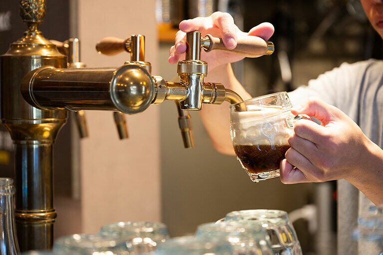 ビールを注ぐ山本さん。