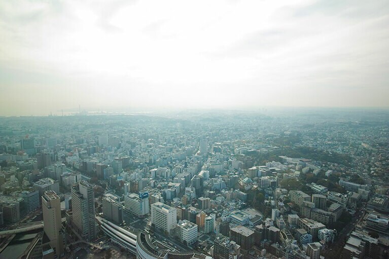 「開光庵」からの景色。晴れた日には富士山や三浦半島なども見られます。