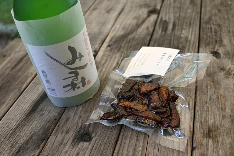 炊事場にはインスタント食品や島の名産品も並んでいます。こちらの三島村の地魚ジャーキーは今別府さんが釣った魚で手作りしたもの。