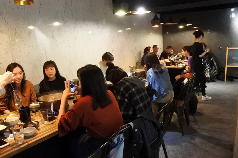 極蜆鍋物店内。店内は広くはないので予約必須。