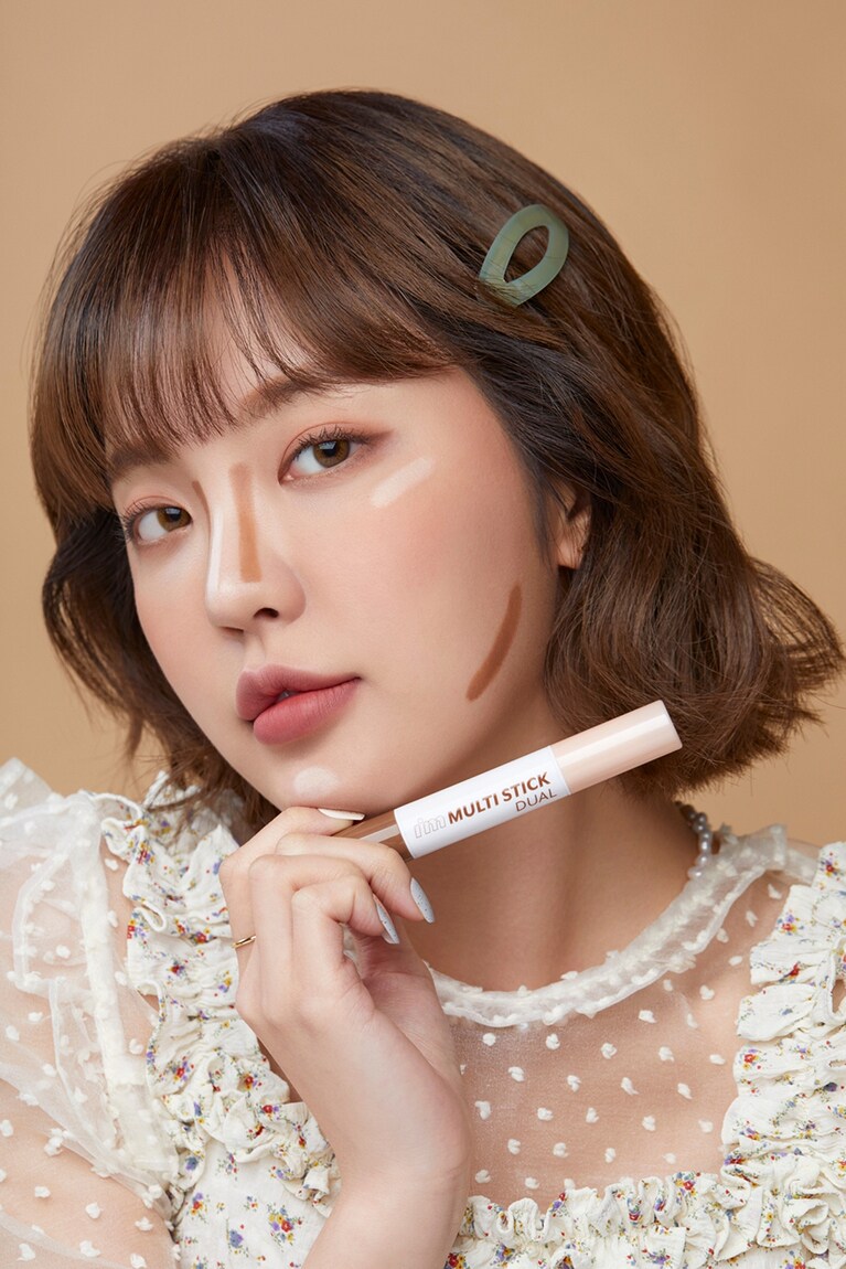 写真のように線を引いたあと、指で軽くなじませると、自然な立体感が！