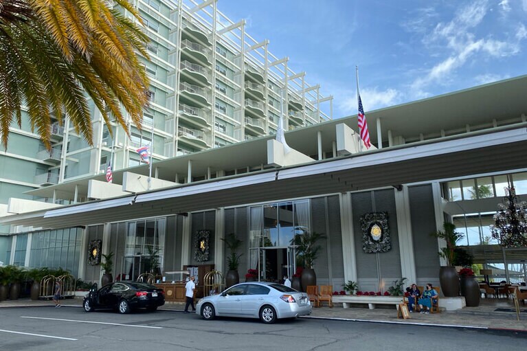 名門リゾートホテル「ザ・カハラ・ホテル＆リゾート」。