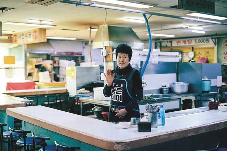 チャガルチ市場、忠武洞海岸市場、忠武洞夜明け市場で出会えるアジェとアジメの笑顔は釜山の旅の楽しみの一つ。アジェは釜山の方言でおじさん、アジメはおばさんのこと。