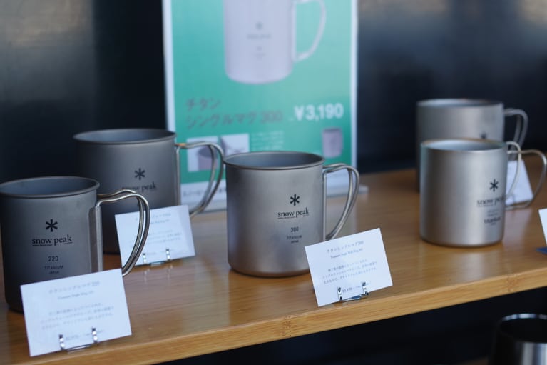 HEADQUARTERSストア・管理棟では、キャンプギア・アパレル製品のほか、薪や氷も販売中。