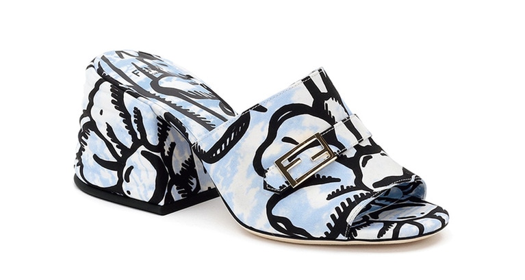 爽やかなスカイブルーで夏らしく。フローラルモチーフもストリートっぽい。SABOT 95,000円(予定価格)／フェンディ