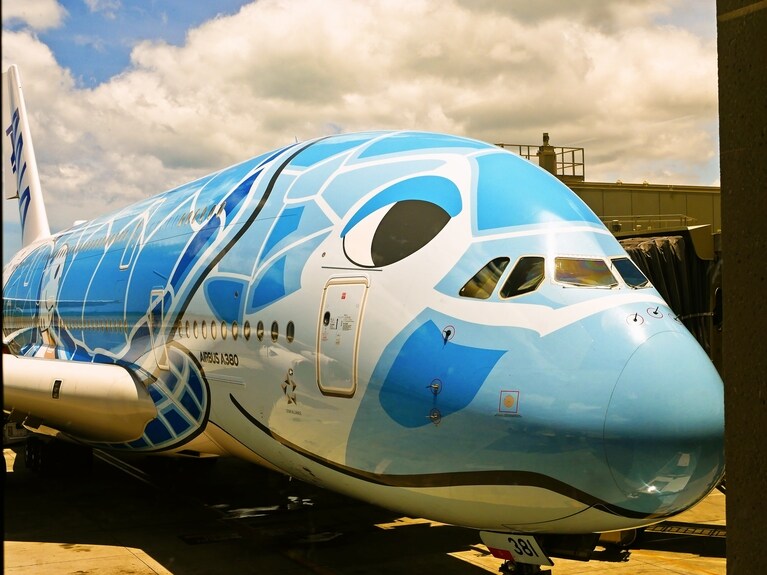 ブルーのほか、エメラルドグリーンにオレンジの機体もある。オレンジ機体の表情は個人的にいちばん可愛らしく思えるので、いつか乗ってみたい。