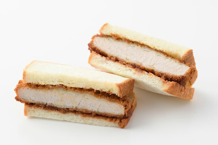 極厚トンカツサンド 各319円。