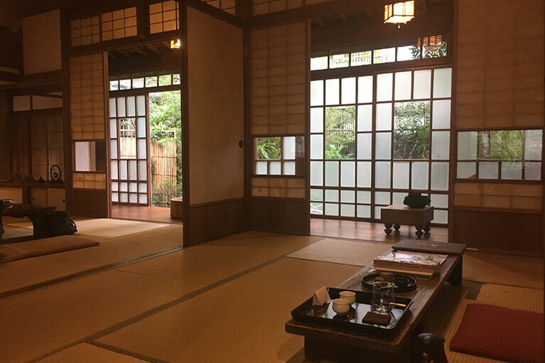 二間続きの居間の左奥には床の間が。縁側もあり。