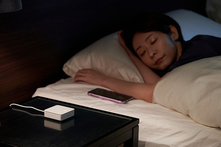 ベッドサイドセンサーと専用のスマホアプリで、眠りをトータルサポート。体験したCREAアンバサダーの廣松叶子さんも「ひんやりしすぎず、快適という言葉がまさにぴったりです。本当に動いてる？ と思うくらい音も静かでした」。