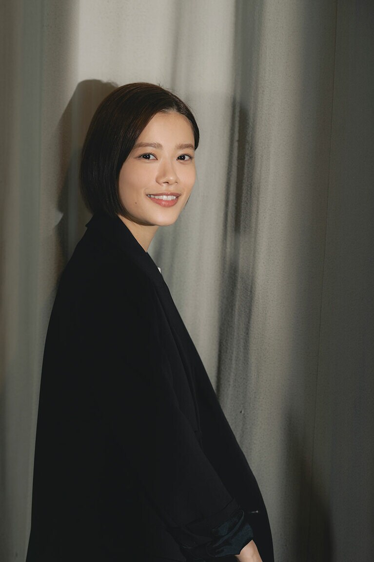 記憶障害の脳外科医、川内ミヤビを演じる杉咲花さん。