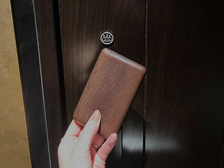 カードキーも温かみのある木のケースに。この心配りがうれしい。