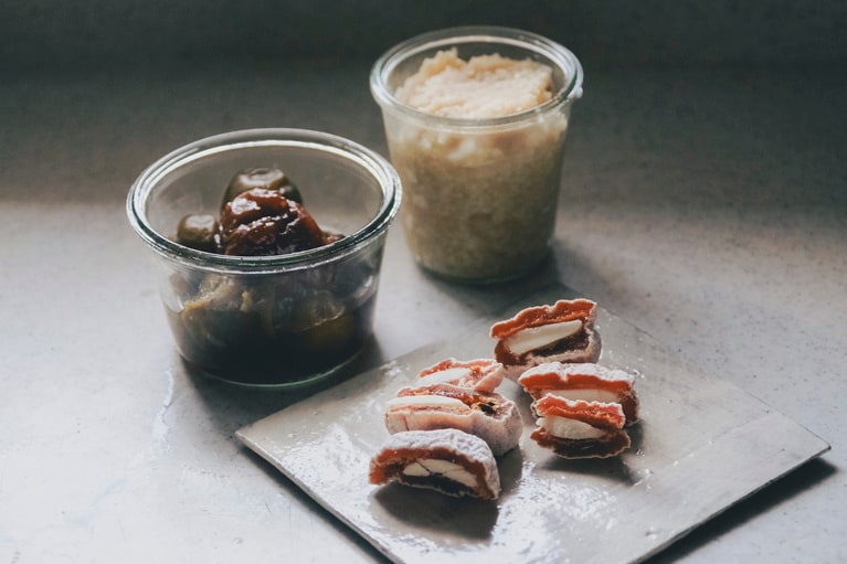 長野出身の大平さん、自家製の「お茶うけ」も休憩には欠かせない。干し柿にバターをはさんだものは定番のひとつ。「田舎のお茶うけには、人の心を丸くするささやかな力が宿っている」と大平さん。