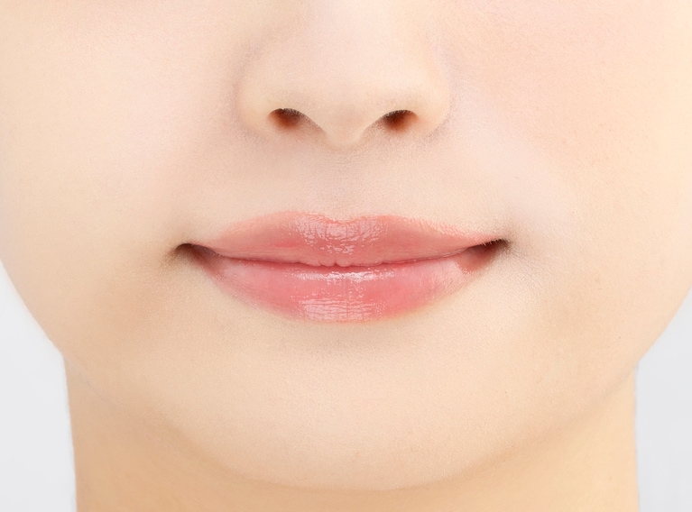 トーンフィルターハイライト（口元）。左半分はビフォー、右半分はアフター。※画像はセザンヌ提供