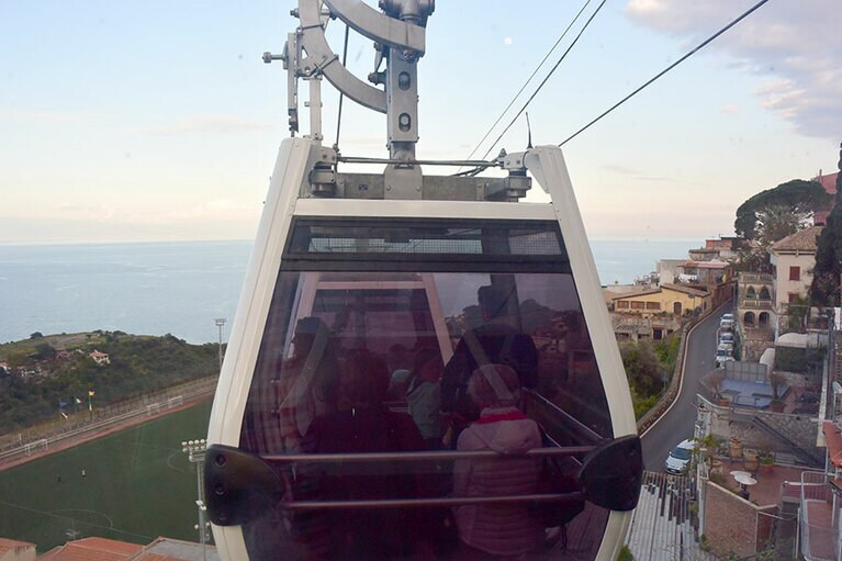 山の中腹にある中心部からロープウェイで海岸へ。