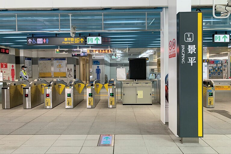 景平駅改札口の様子。