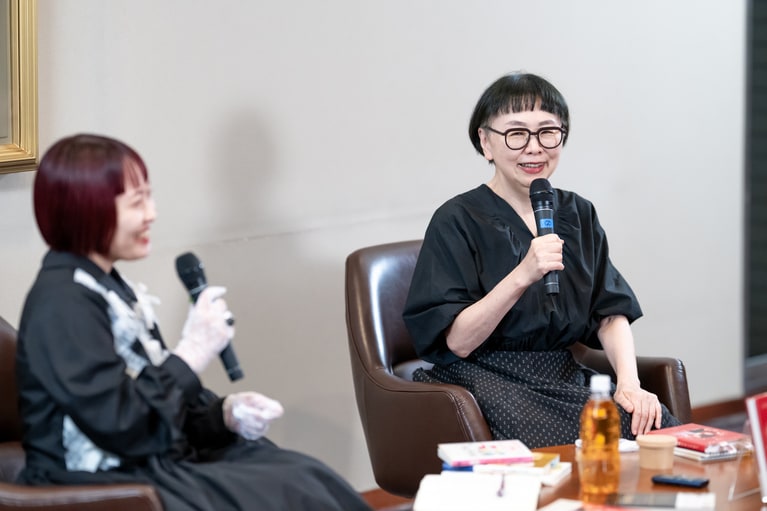 左：千早茜さん　右：福田里香さん。