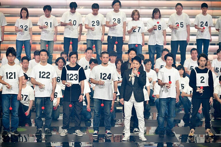 三山ひろし。首から下げているけん玉がアクセサリーのようでかわいい。