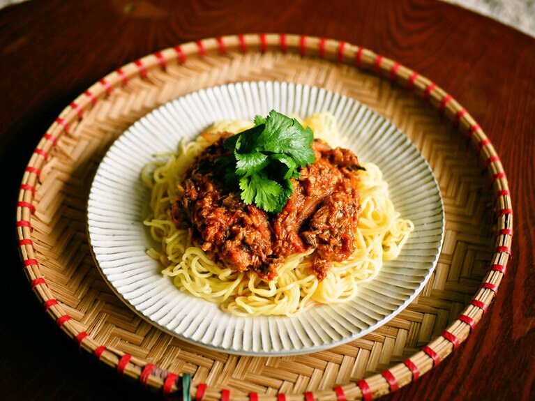 ピリ辛サバトマのっけ焼きそば。