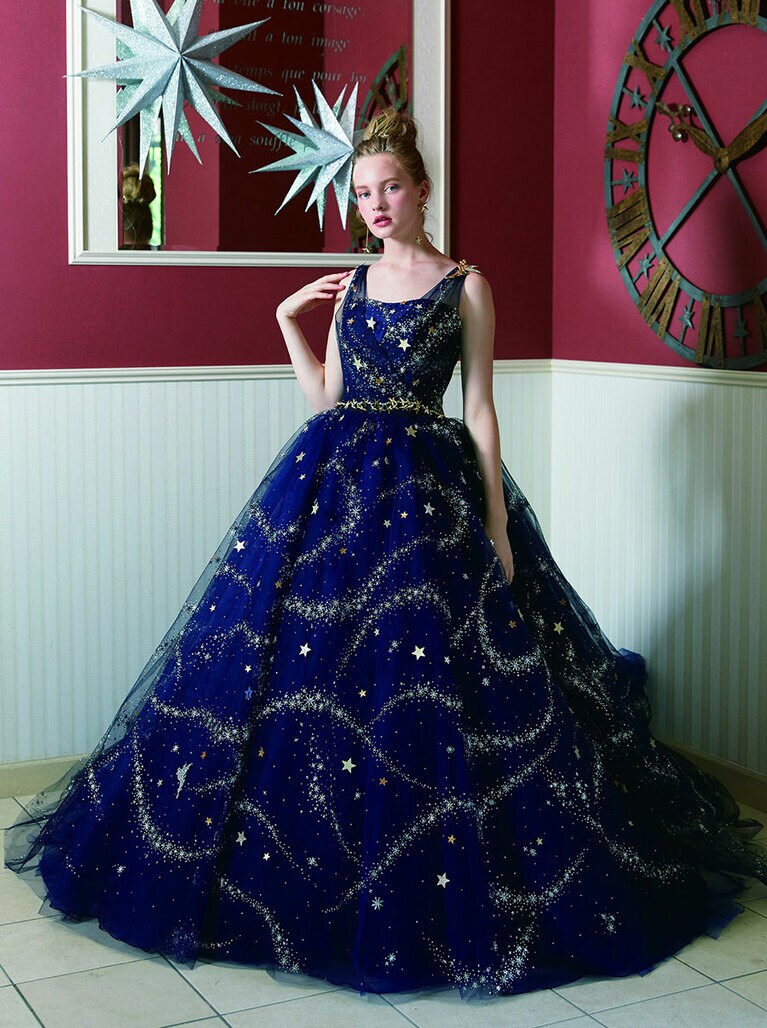 ティンカー・ベルをモチーフにしたドレスは、エアリーなデザインがチャーミングなグリーンカラーのドレスを含めて4種が誕生。ティンカー・ベルの可愛さや軽やかさ、キラキラ輝く妖精の粉の煌めきがイメージされている。(C)Disney