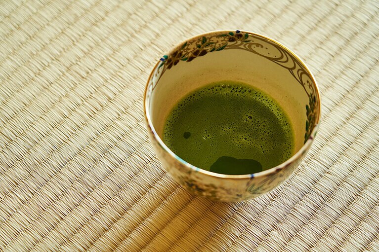 華やかなお茶碗でいただく一杯は格別。