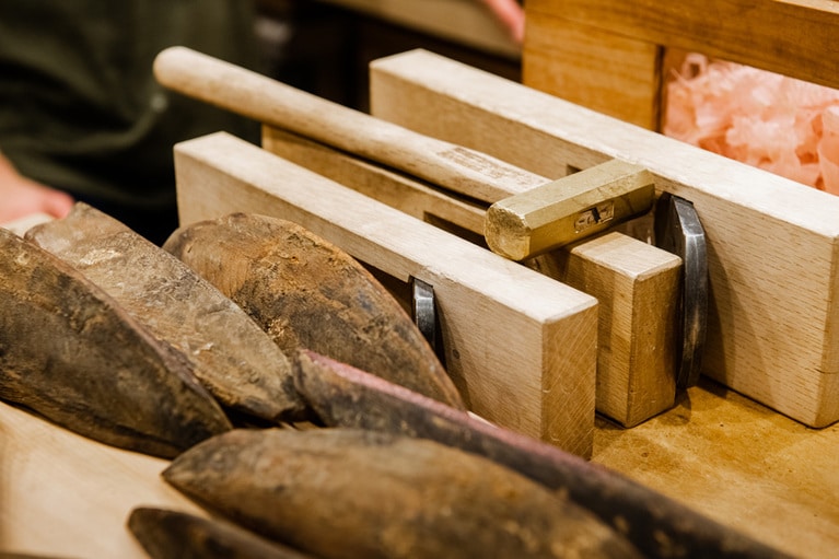 鰹節の個性に合わせて、かんなの刃を金づちで調整。