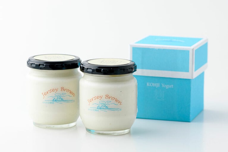 麹プレミアムヨーグルト 各1,500円(180g)／ジャージーブラウン