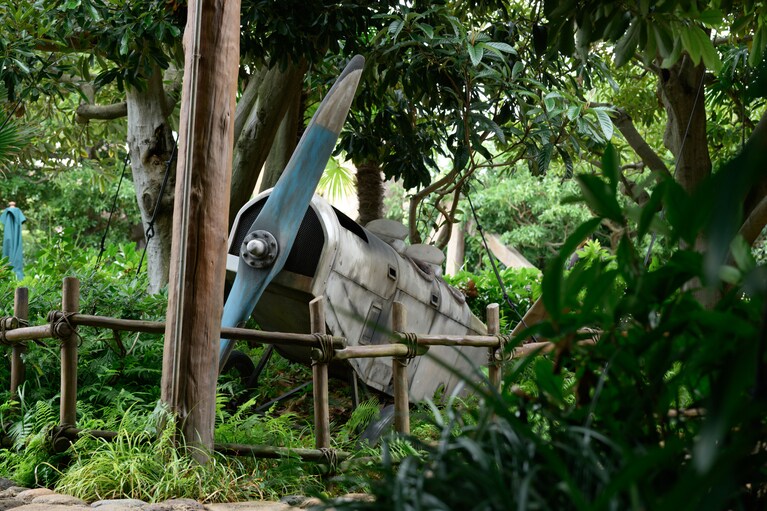 ハンガーステージの外には、古びた飛行機の機体が！