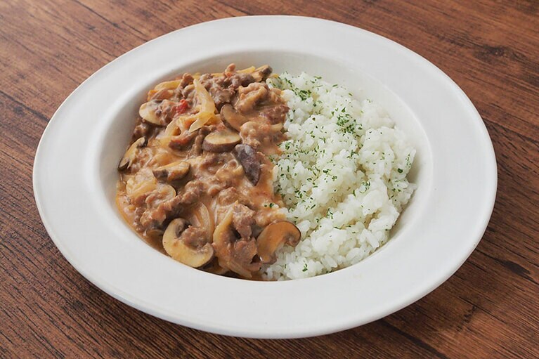 優しいビーフストロガノフのっけライス。