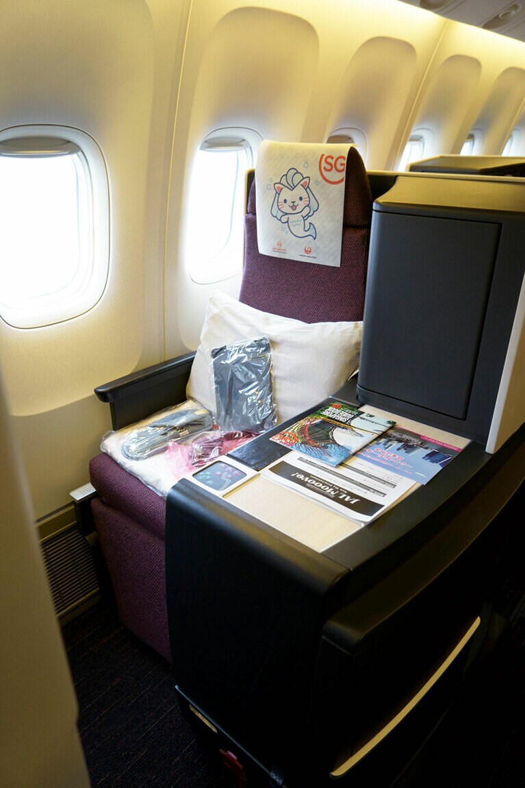 B767-300ER型機のビジネスクラス。国際線仕様のシートで、1-2-1の並び。つまり、窓側は1席のみ。