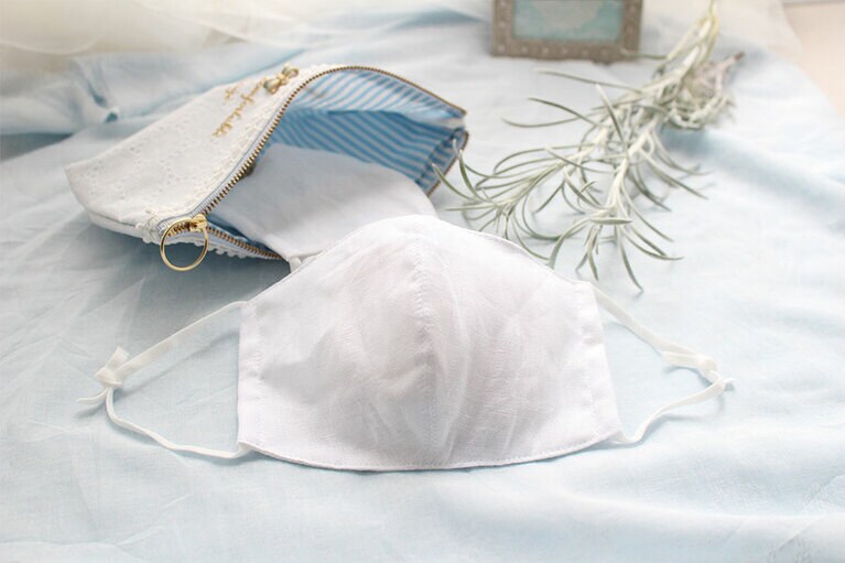 シルク〈タテ12.5cm×ヨコ10cm(半面)〉2,000円／JEWLINGE