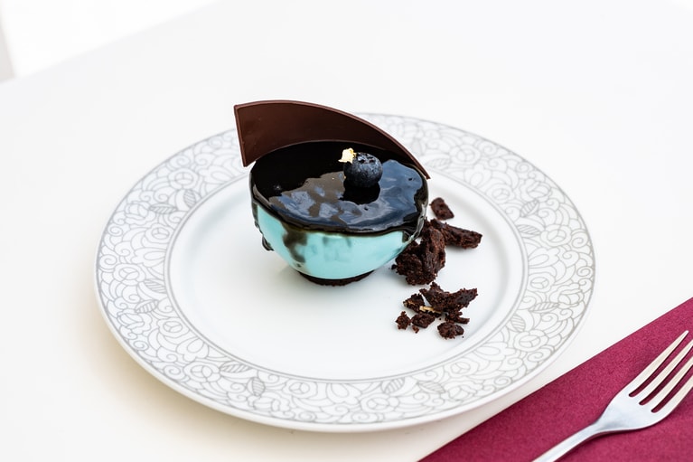 東京都庭園美術館の新館1Fに位置する「café TEIEN（カフェ テイエン）」では、《青釉鉢》へのオマージュを込めたコラボスイーツ（950円）が楽しめる。