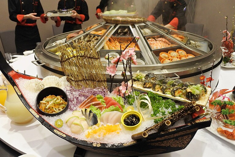 蒸し料理の他には豪華料理が10品。