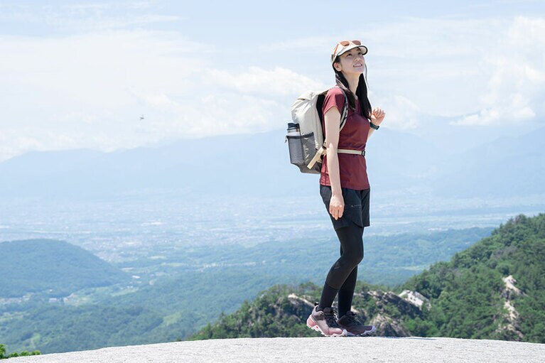 もちろんウェアもこだわって。ショーツ 22,000円、キャップ 8,800円、ザック 27,500円全て／クレッタルムーセン（スプートニク）、Tシャツ 6,050円／ラブ（ランドアール）、ロングタイツ 13,200円／スキンズ（株式会社グリップインターナショナル）、サングラス 4,950円／グダー（ブルータグ株式会社）、リストウォッチ 46,200円／プロトレック（カシオ計算機お客様相談室）、ソックス 2,310円／フィーチャーズ（フィーチャーズ）、シューズ 20,900円／サロモン（サロモン コールセンター）、ボトル0.45L 5,500円／スタンレー（ドウシシャ）